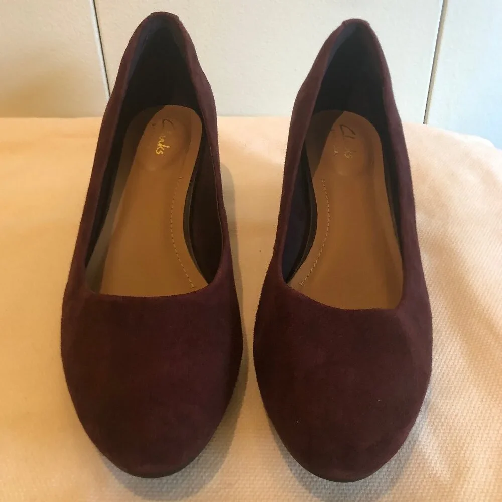NEW (NWOT) Clarks Artisan burgundy suede Vendra Bloom Wedges sz 8W